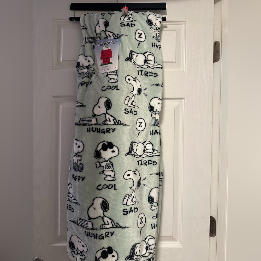 NWT Peanuts Snoopy Mood Plush Blanket Throw